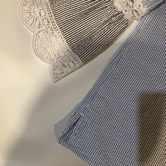 NEW Crown & Ivy Seersucker Striped Bell Sleeve Top White Blue Size M - Picture 11 of 13